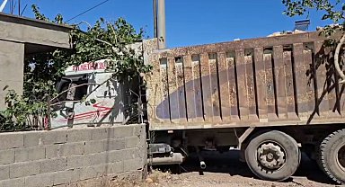 Freni boşalan hafriyat kamyonu, evin bahçe duvarına çarptı; 1 yaralı