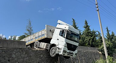 Freni boşaldığı öne sürülen saman yüklü TIR, beton bariyere çarptı