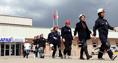 Geleceğin sağlıkçılarından enkazda staj