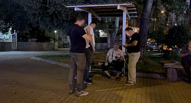 Görme engelli bankta müzik dinlerken cep telefonu çalındı