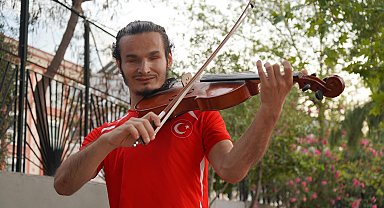 Görme engelli Ragıp Ali hem spor hem müzik kariyerinde kalıcılığı hedefliyor