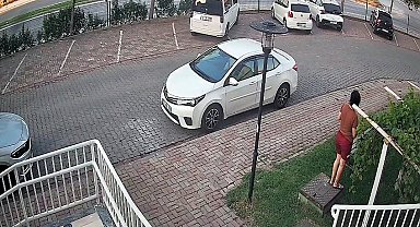 Hafif ticari araç, çitlere, ağaca ve otomobile çarptı; o anlar kamerada