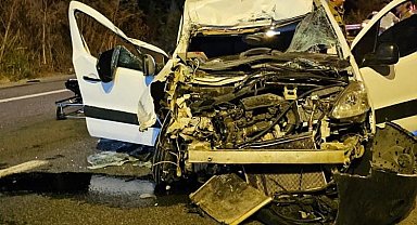 Hafif ticari araç, TIR'a çarptı; 1'i ağır, 2 yaralı