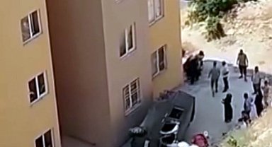 Hafif ticari aracın sitenin bahçesine düştüğü kaza kamerada