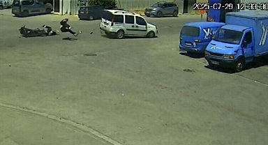 Hafif ticari araçla çarpışan motosikletin 17 yaşındaki sürücüsü öldü