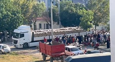 Hayırsever vatandaş, TIR dolusu patatesi ihtiyaç sahiplerine dağıttı