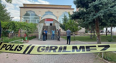 Husumetli komşusunu camide namaz kılarken bıçakla öldürdü