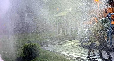 Iğdır'da çocuklar sulama aracından sıkılan suyla serinledi