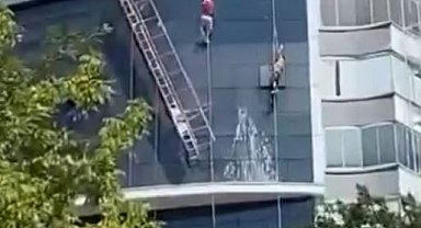 İki işçinin üzerinde çalıştığı iskelenin asma halatı koptu