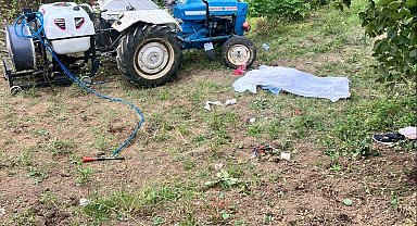 İlaçla yaparken fenalaşıp düştüğü traktör, üzerine devrildi