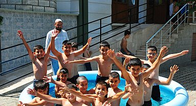 İmam cami bahçesine şişme havuz kurdu, çocuklar serinledi