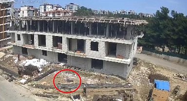 İnşaattan düşen ustanın bacağına demir saplandı; olay kamerada