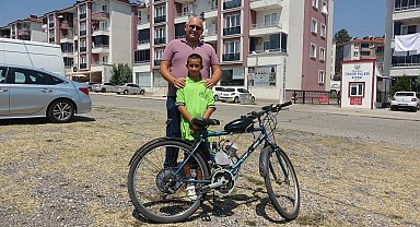 İşe gidip gelmek için bisikletini motorlu hale getirdi