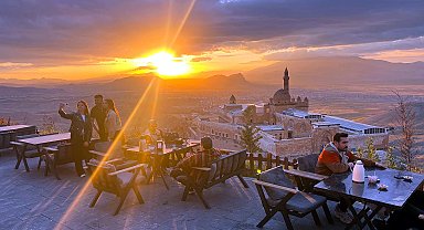 İshak Paşa Sarayı'nda eşsiz gün batımı manzarası