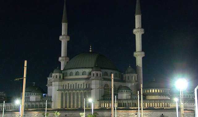 İstanbul - 15 Temmuz'un yıl dönümünde Taksim ve Ayasofya Camii'nde sela okundu