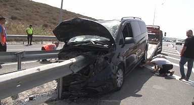 İstanbul- Arnavutköy'de minibüs bariyere saplandı