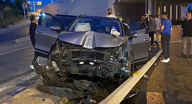 İstanbul - Arnavutköy'de otomobil elektrik direğine çarptı: 1'i çocuk 2 yaralı