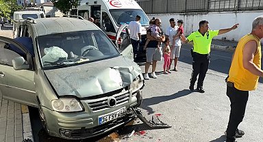İstanbul - Avcılar'da çocuğu fenalaşınca aracı park etti, hafif ticari araç çarptı: 4 yaralı