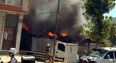 İstanbul - Avcılar'da otomobil boya atölyesi yandı: 2 araç kullanılamaz hale geldi