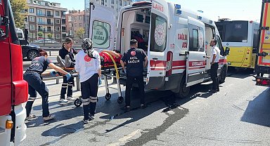 İstanbul- Avcılar'da otomobil İETT otobüsüne çarptı