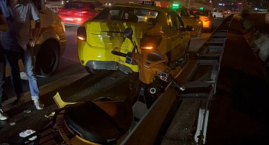 İstanbul - Bağcılar'da, arıza nedeniyle emniyet şeridinde duran taksiye çarpan motosikletli yaralandı