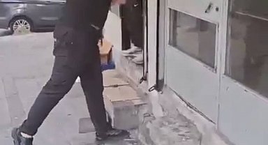 İstanbul - Bağcılar'da kaybolan telefonunu sinyalinden takip ederek buldu; iş yerinin camını kırarak telefonu aldı