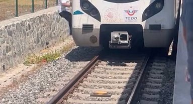 İstanbul- Bakırköy'de raylarda duran yavru kediyi fark eden makinist treni durdurdu