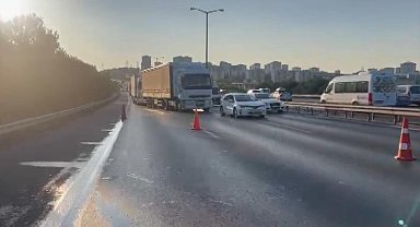 İstanbul - Başakşehir TEM Otoyolu'nda kamyonet devrildi; trafik yoğunluğu oluştu -1