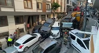 İstanbul - Başakşehir'de vinç park halindeki 18 araca çarptı -1