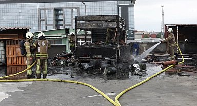 İstanbul- Bayrampaşa'da kamyonette çıkan yangın yanındaki araca sıçradı