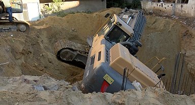 İstanbul- Bayrampaşa'da kepçe kazılan temele düştü