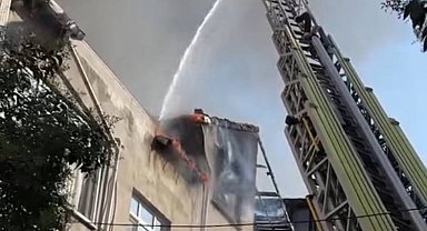 İstanbul - Bayrampaşa'da metruk binanın çatısında çıkan yangın, bitişikteki iki binaya sıçradı