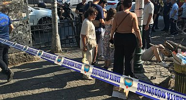 İstanbul- Beşiktaş'ta kaldırımdaki yayalarında üzerine ağaç devrildi :3 yaralı