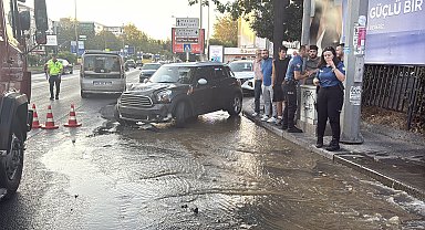 İstanbul-Beşiktaş'ta otomobil yangın musluğuna çarptı; yol göle döndü