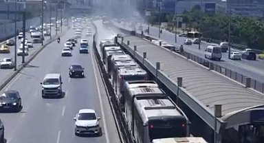 İstanbul- Beylikdüzü'nde metrobüsün motor kısmında çıkan yangın söndürüldü