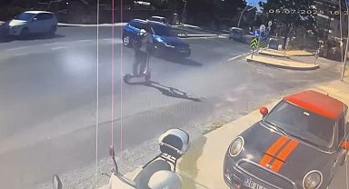 İstanbul- Beylikdüzü'nde skuterin otomobile çarptığı anlar kamerada
