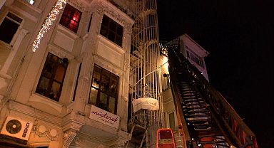 İstanbul -Beyoğlu'nda eğlence mekanının çatısında çıkan yangın söndürüldü