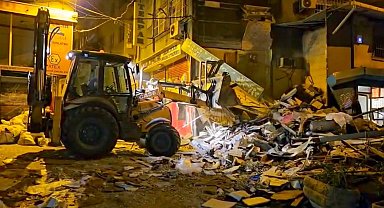 İstanbul - Beyoğlu'nda patlama sonrası yıkılan 3 katlı binanın enkazı kaldırılıyor