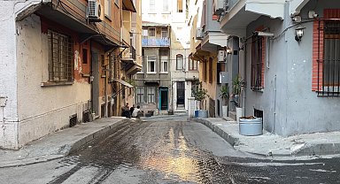İstanbul - Beyoğlu'nda seyyar satıcı yer kavgasında dövülerek öldürüldü; o anlar kamerada