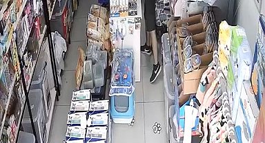 İstanbul - Esenyurt'ta biri oyaladı diğeri cep telefonunu böyle çaldı