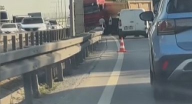 İstanbul - Eyüpsultan'da hafriyat kamyonu bariyerlere çarptı