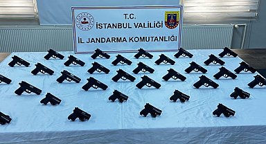 İstanbul - Eyüpsultan'da Jandarmadan trafikte silah kaçakçılarına operasyon: Oyuncak poşetindeki karton kutudan 50 silah çıktı