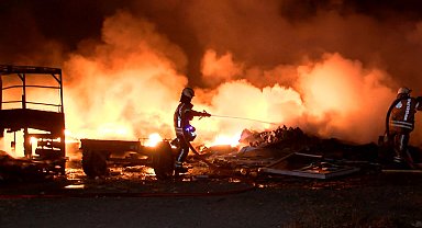 İstanbul- Eyüpsultan'da lastik deposu alev alev yandı