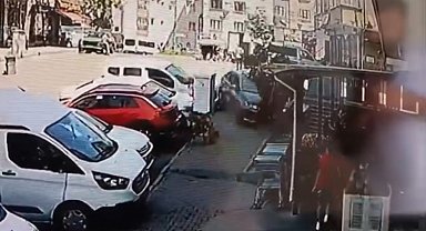 İstanbul - Eyüpsultan'da otomobil kaldırıma çıktı; market çalışanına çarptı