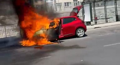 İstanbul- Fatih'te seyir halindeki otomobil alev alev yandı