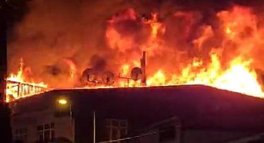 İstanbul - Gaziosmanpaşa'da 3 katlı binanın çatısı yandı