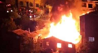 İstanbul - Gaziosmanpaşa'da 4 gecekondu alevlere teslim oldu