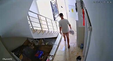 İstanbul- Gaziosmanpaşa'da beğendiği ayakkabıları poşete koyup kaçtı