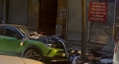 İstanbul - Güngören'de evdeki eşyaları pencereden attı; 2 otomobil zarar gördü