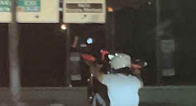 İstanbul - Haliç Köprüsü'nde motosiklet sürücüsünün tek teker üzerinde tehlikeli yolculuğu kamerada